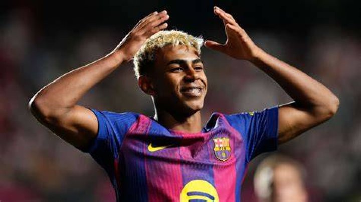 Lamine Yamal, l'enfant prodige du FC Barcelone, a l'embarras du choix
