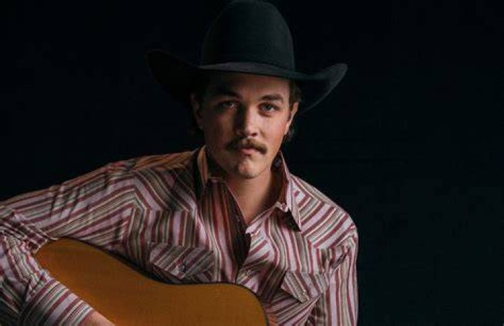 Zach Top Delivers Incredible Acoustic Performance of “Bad Luck